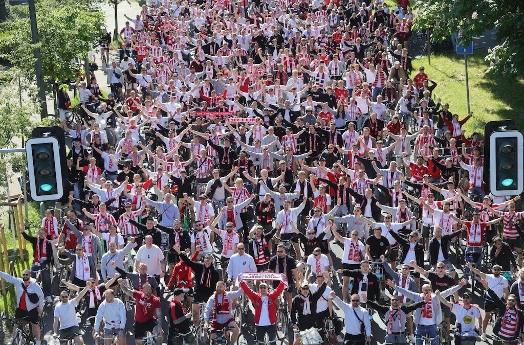 Fortuna-Fans feiern Saisonabschluss mit eindrucksvollem Fahrradkorso