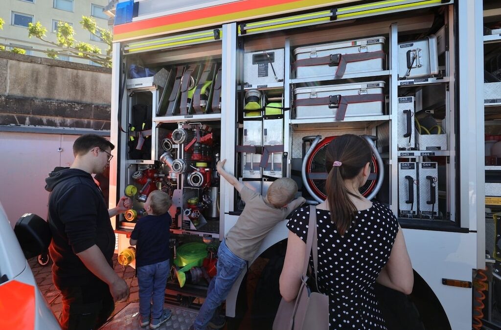 Großaufgebot am Rhein: Einsatzkräfte präsentieren sich zum Anfassen und Mitmachen