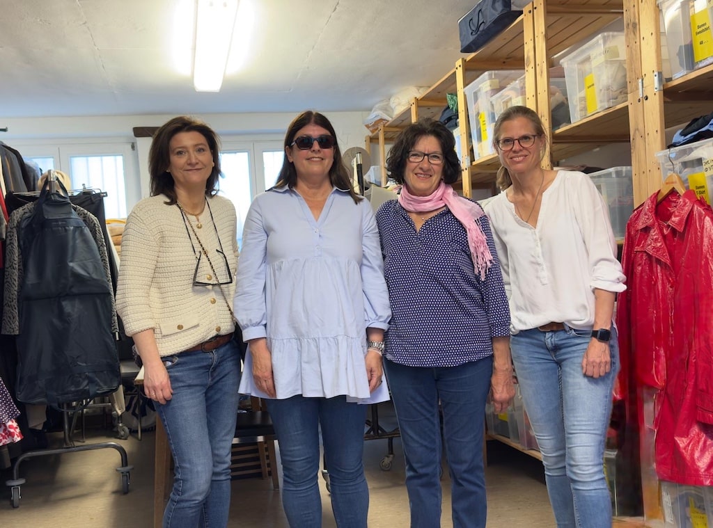 BU (vl): Kerstin Haesler, Vera Dohmgoergen, Annemarie Schneeloch, Leiterin der Kleiderkammer, Alexandra Thannhäuser während der Spendenübergabe am 8. Mai Foto:Privat