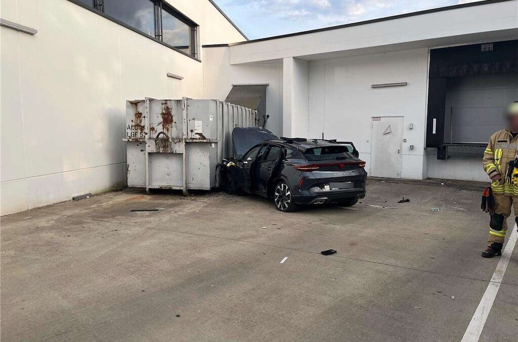 Schwerer Unfall in Angermund: Auto durchbricht Brüstung und stürzt mehrere Meter in die Tiefe