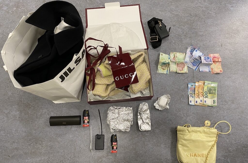 Diebstahl in der Stadtmitte: Damenhandtasche aus Pkw entwendet – Zivilfahnder nehmen zwei Männer fest