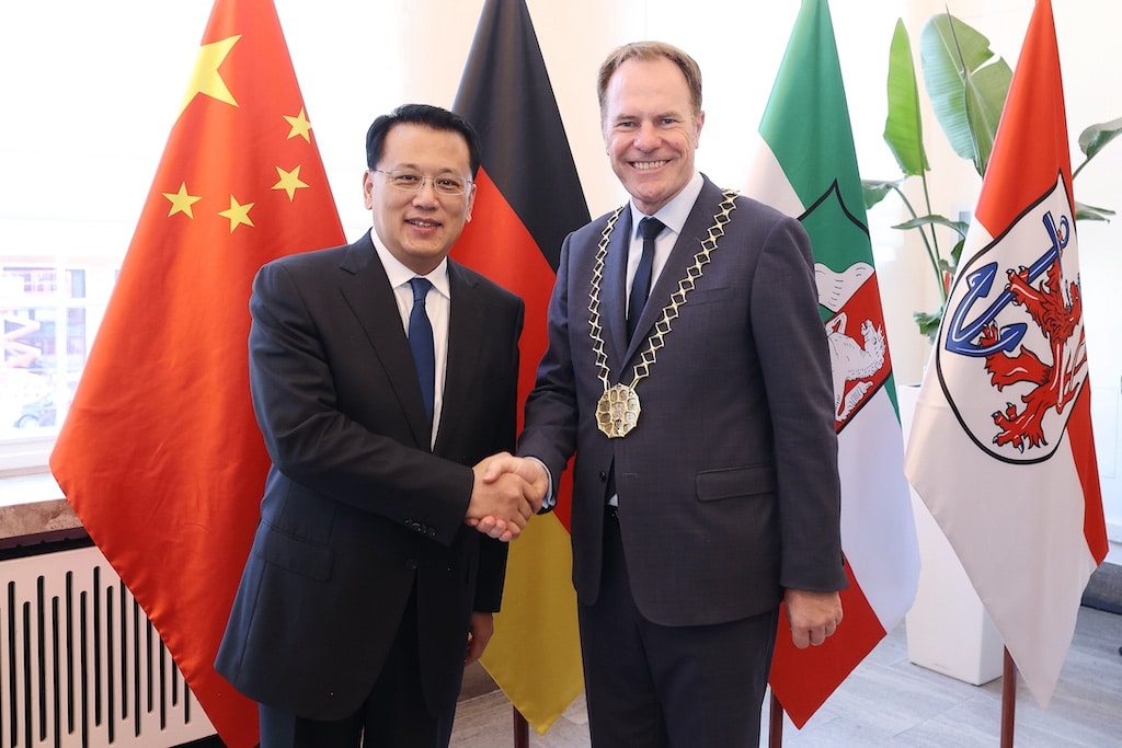 Parteisekretär Dr. Yuan Jiajun mit Oberbürgermeister Dr. Stephan Keller beim Besuch im Düsseldorfer Rathaus am Freitag, 20. Juni 2025 © Landeshauptstadt Düsseldorf / David Young