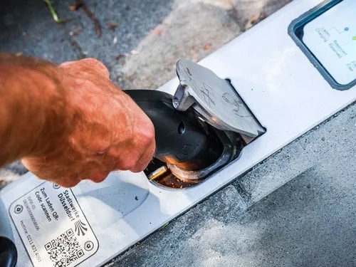 Wie an herkömmlichen Ladesäulen wird das Ladekabel eingesteckt, Foto: Melanie Zanin Wie an herkömmlichen Ladesäulen wird das Ladekabel eingesteckt, Foto: Melanie Zanin