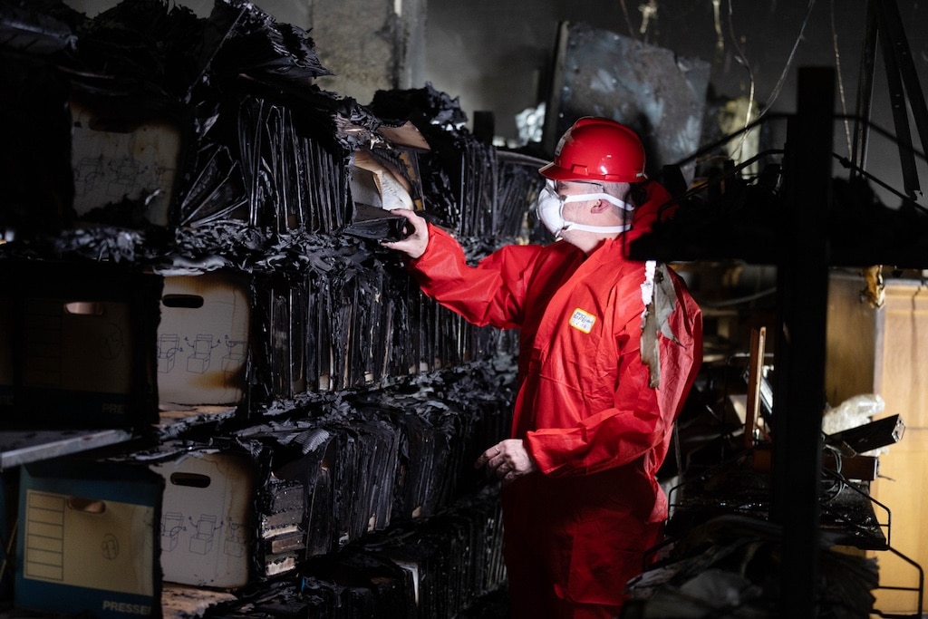 Dr. Norbert Friedrich sichtet die Schäden im Archiv der Fliedner Kulturstiftung. © Kaiserswerther Diakonie/F. Elschner