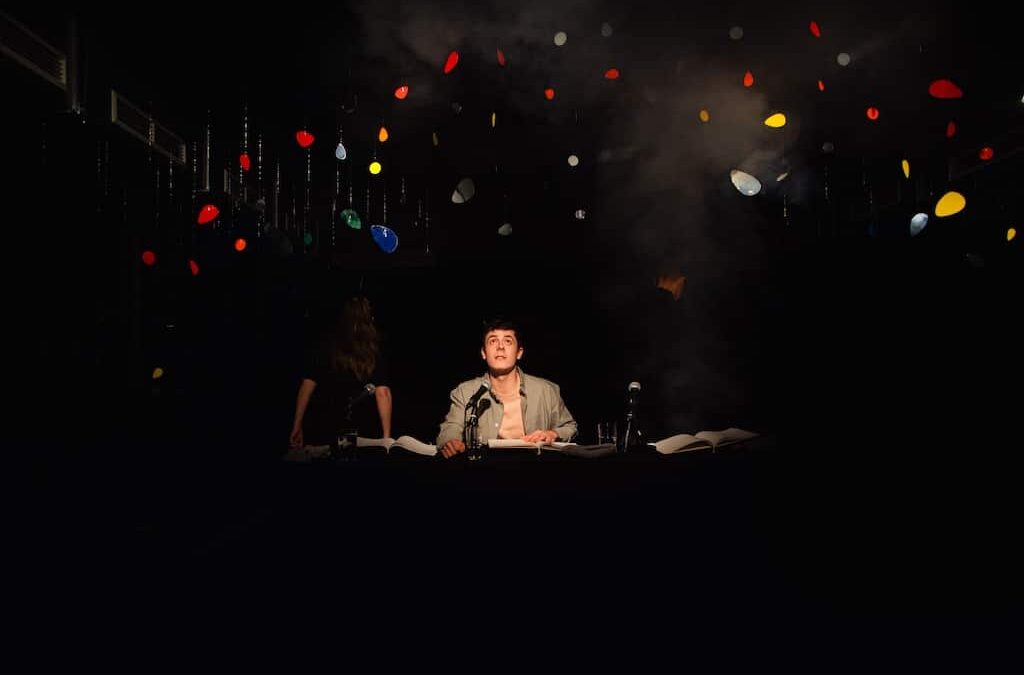 Einstimmen auf den Düsseldorfer CSD: Live-Hörspiel “America” und das “Rote Sofa” mit Regisseur Marvin Wittiber