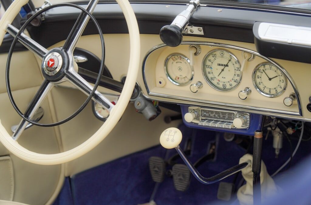 Glänzender Auftritt am Kö-Bogen: Classic Cars rollen durch Düsseldorfs Innenstadt
