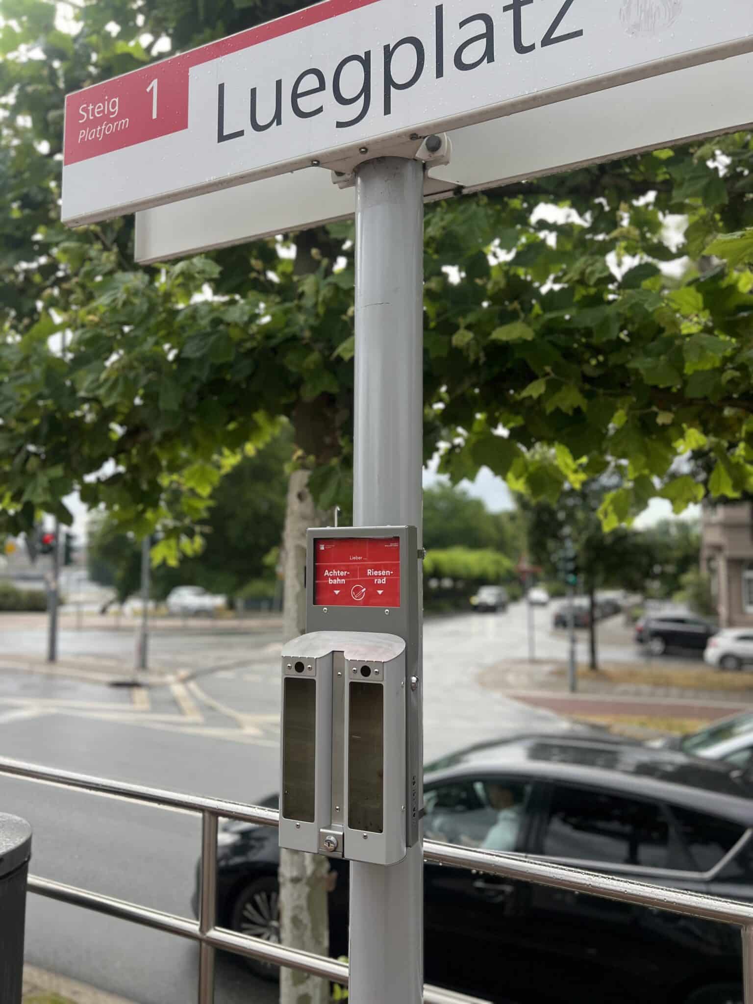 Passend zur neuen Kirmes-Frage ist auch einer der beiden Abstimmaschenbecher, der die letzten Wochen in Bilk hing, an die Rheinbahnhaltestelle "Luegplatz" in Fahrtrichtung stadteinwärts umgezogen. © Landeshauptstadt Düsseldorf