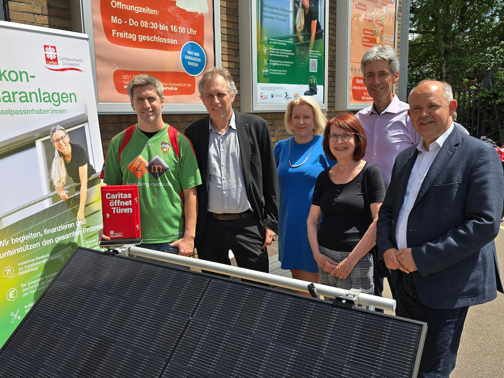 V.l.n.r.: Vermieter Tobias Waldvogel, Jochen Kral (Dezernent für Mobilität und Umwelt), Anna Gockel-Gerber (Vorstand Caritas Düsseldorf), Beate Werthschulte (Vorstandsmitglied BürgerStiftung Düsseldorf), Stefan Bongenberg (Projektleiter Caritas Düsseldorf), Ansgar Funcke (Vorstand Caritas Düsseldorf). © Caritasverband Düsseldorf