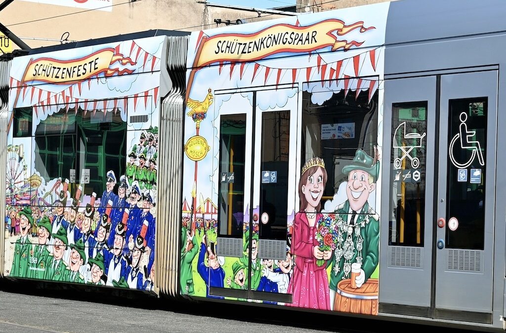 Mit dem größten Fahrgeschäft zur Rheinkirmes