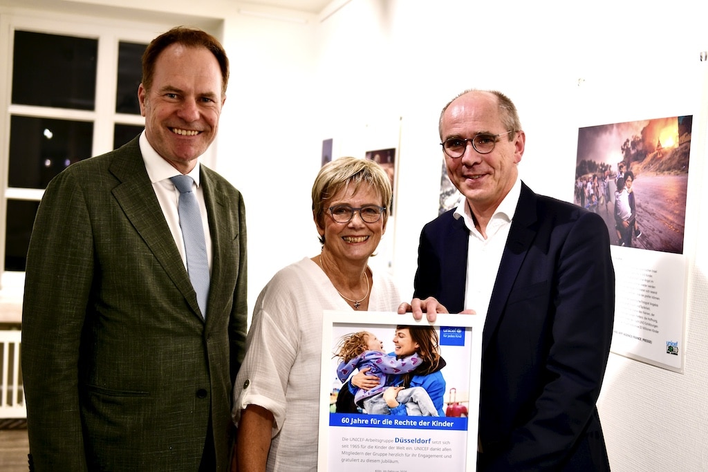 60 Jahre UNICEF Düsseldorf - Vernissage der Ausstellung "UNICEF-Foto des Jahres" im Rathaus - v. l. OB Dr. Stephan Keller, Brigitte Herzmann (Leitung der Arbeitsgruppe UNICEF Düsseldorf) und Christian © Lokalbüro