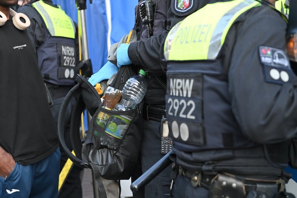 Alle Behältniss wurden nach Waffen durchsucht © Lokalbüro Alle Behältniss wurden nach Waffen durchsucht © Lokalbüro