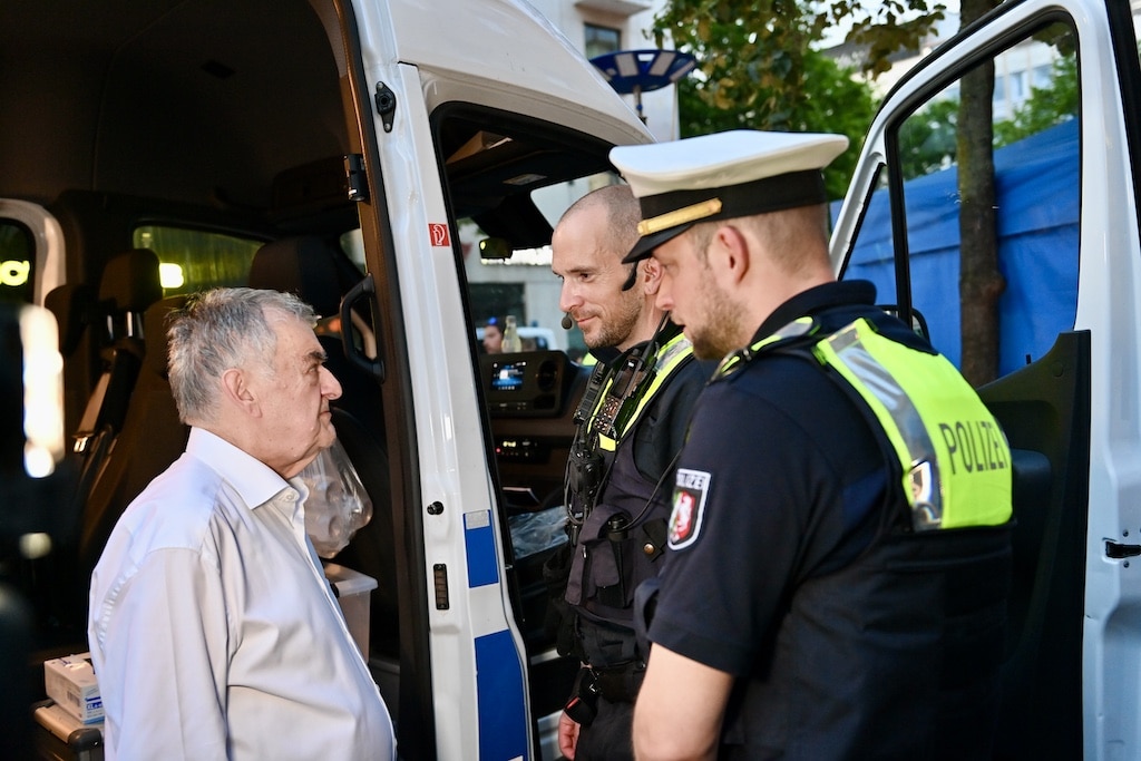 Innenminister Reul im Gespräch mit Beamten © Lokalbüro Innenminister Reul im Gespräch mit Beamten © Lokalbüro