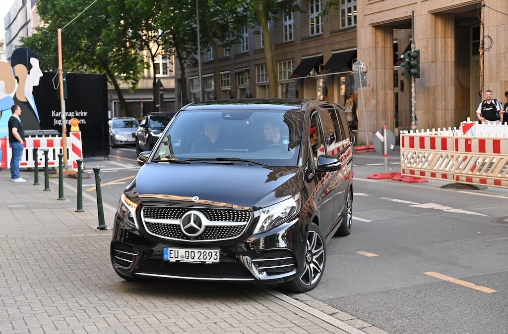 Guns N’ Roses in Düsseldorf gelandet – Luxus-Check-in vor dem Stadion-Kracher