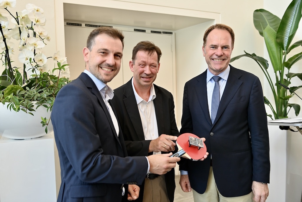 "Ein besonderes Highlight war die Übergabe einer Miniaturausgabe der eigens für Timo Boll gestalteten Tischtennisplatte. Oberbürgermeister Dr. Stephan Keller (rechts) und Stadtdirektor Burkhard Hintzsche überreichten dem Tischtennisstar (links) das persönliche Erinnerungsstück." © Lokalbüro