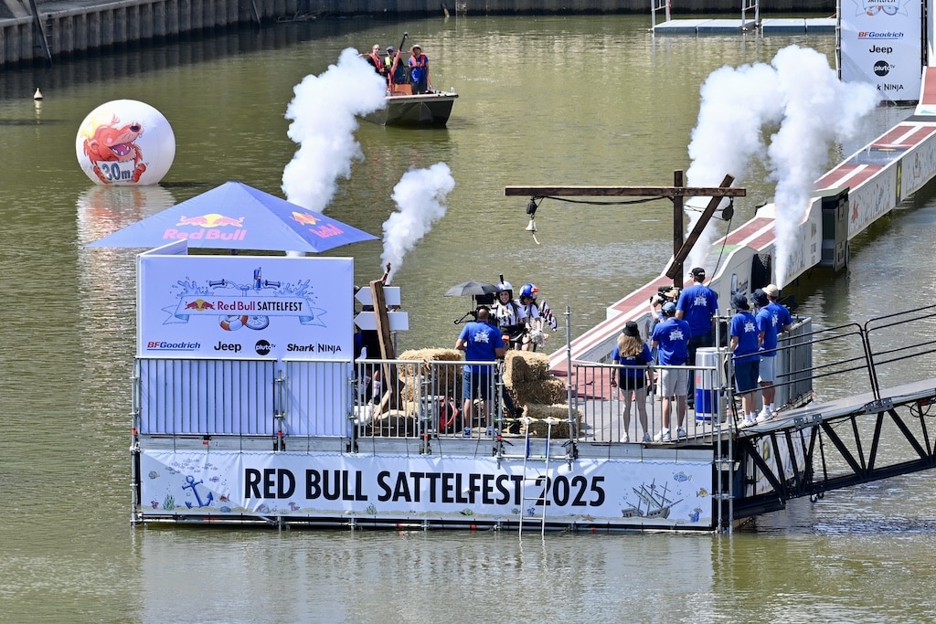 Tandem-Spektakel im Düsseldorfer Medienhafen — Red Bull Sattelfest begeistert mit verrückten Fahrradkreationen