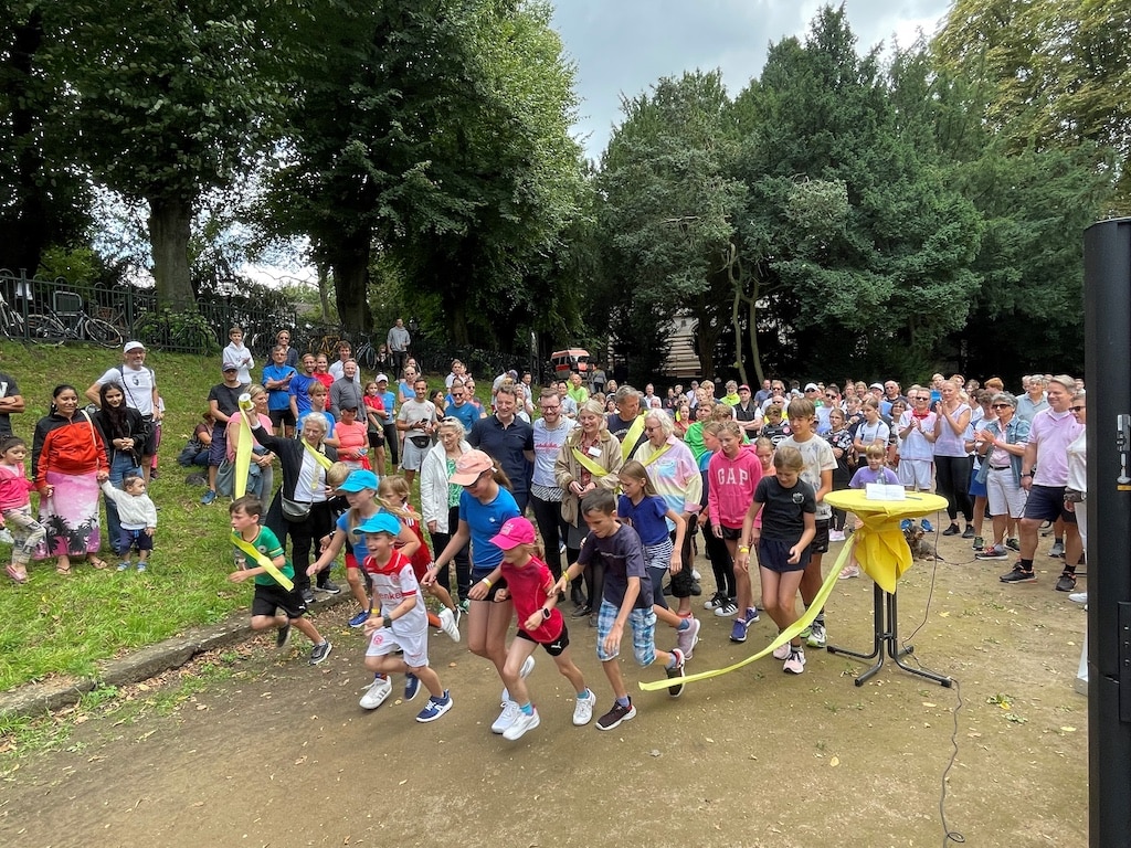 Viel Andrang herrschte bei dem letzten Hospizlauf in Kaiserswerth rund um die Kaiserpfalz (c) Dr. Hagen W. Lippe-Weißenfeld