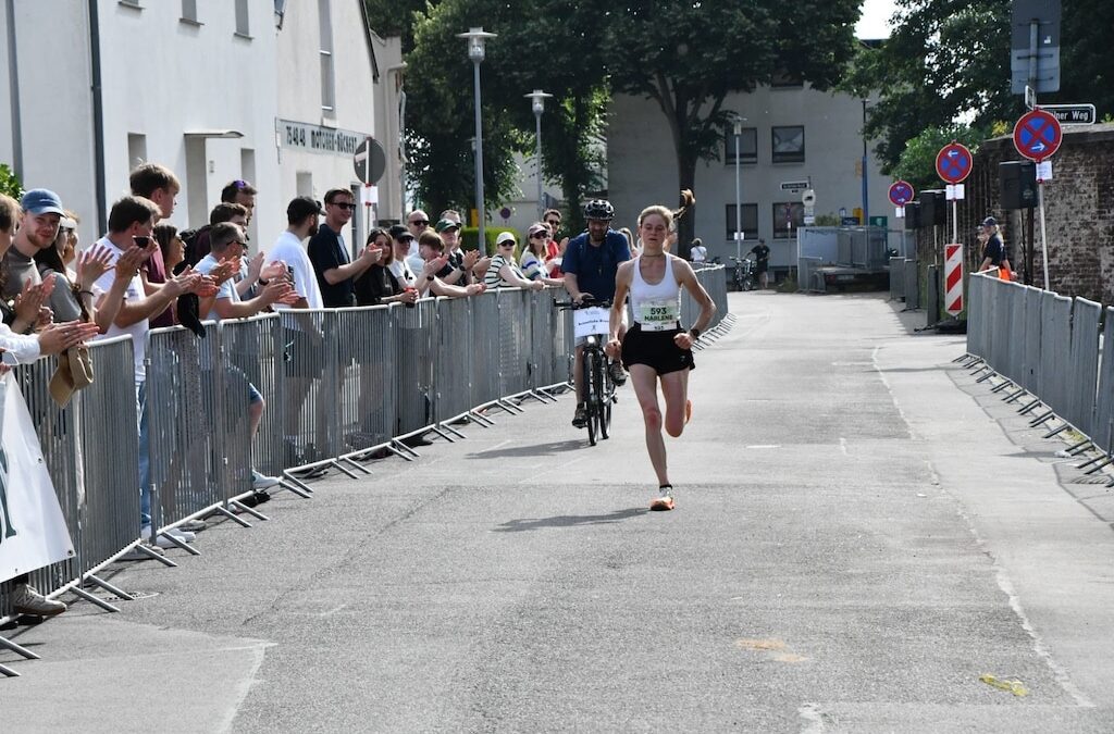 Himmelgeister Brückenlauf 2025: Kultlauf trotzt Hitze und setzt Zeichen für Diversität