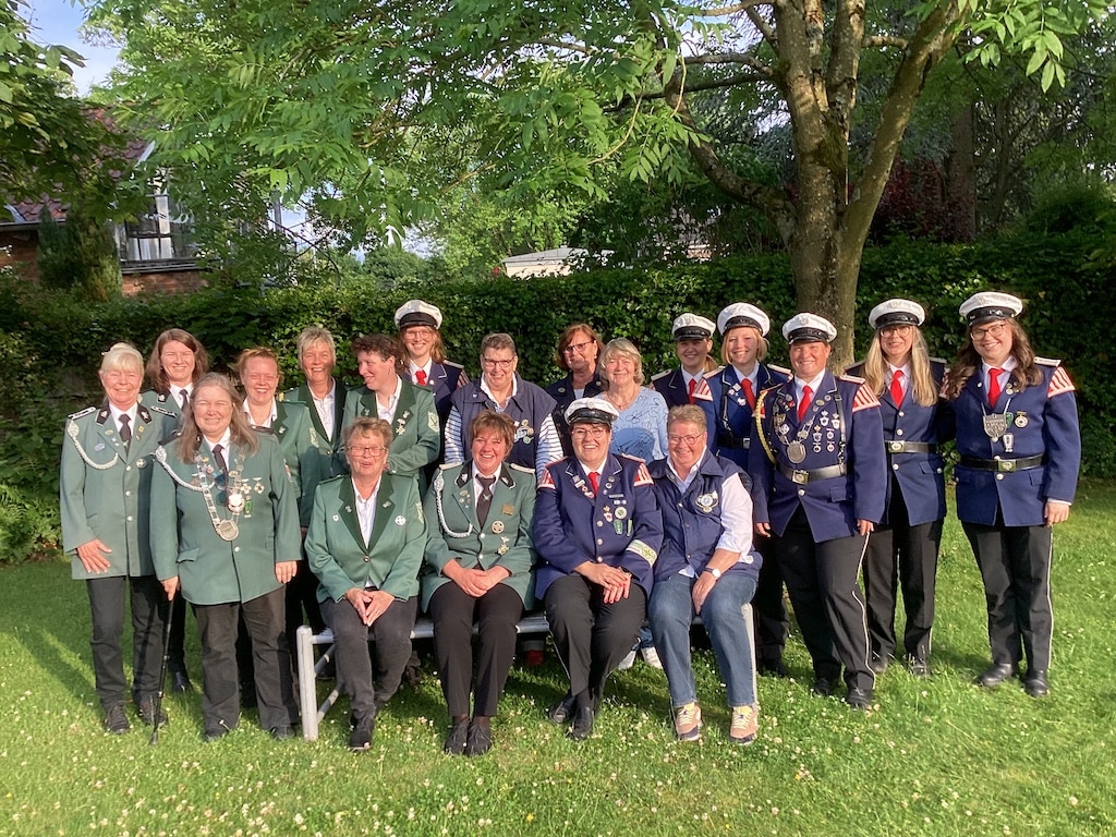 Geballte Frauenpower in Wittlaer: (vl) Heike Berndshausen, Yasmin Clemente, Andrea Kappert, Ann-Christin Hufen, Christiane Matyschik, Susan Hufen, Lisa Thaler, Melanie Nühlen, Lisel Baltes, Anerose Lüdtke, Julia Gotzes, Gerdi Hufnagel, Carla Schmitz, Marie Meretz, Kathrin Jacobs, Isabell Grabienski, Sina Plähn, Bianka Japke.25 Jahre dabei: Heike Berndshausen, Julias Gotzes, Andrea Kappert, Melanie Nühlen, Karla Schmitz © St. Sebastianus Bruderschaft Wittlaer