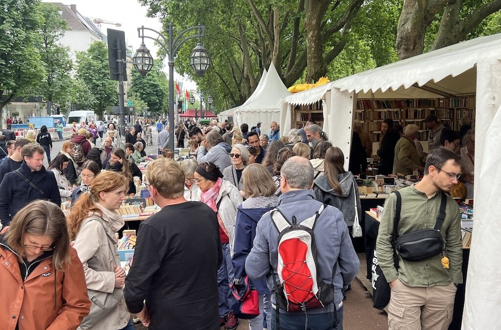 Bücherbummel auf der Kö endet mit großem Andrang und satirischem Blickfang