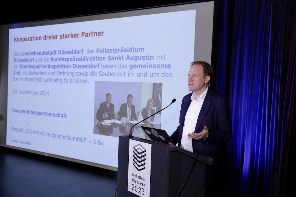 OB Dr. Stephan Keller in der Herzkammer in der Zentralbibliothek im KAP1 bei der SiBu-Infoveranstaltung © Landeshauptstadt Düsseldorf/Ingo Lammert OB Dr. Stephan Keller in der Herzkammer in der Zentralbibliothek im KAP1 bei der SiBu-Infoveranstaltung © Landeshauptstadt Düsseldorf/Ingo Lammert