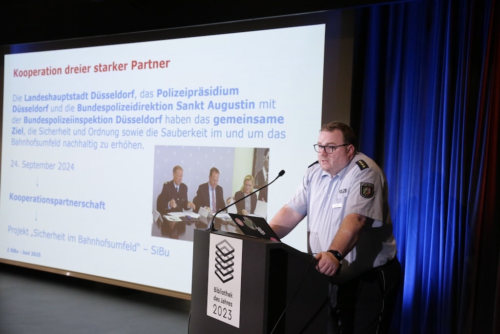 Thorsten Fleiß, leitender Polizeidirektor, in der Herzkammer in der Zentralbibliothek im KAP1 bei der SiBu-Infoveranstaltung © Landeshauptstadt Düsseldorf/Ingo Lammert Thorsten Fleiß, leitender Polizeidirektor, in der Herzkammer in der Zentralbibliothek im KAP1 bei der SiBu-Infoveranstaltung © Landeshauptstadt Düsseldorf/Ingo Lammert