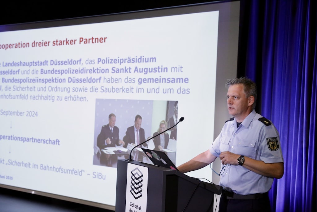Thomas Hermsen, Leiter der Bundespolizeiinspektion Düsseldorf, in der Herzkammer in der Zentralbibliothek im KAP1 bei der SiBu-Infoveranstaltung © Landeshauptstadt Düsseldorf/Ingo Lammert Thomas Hermsen, Leiter der Bundespolizeiinspektion Düsseldorf, in der Herzkammer in der Zentralbibliothek im KAP1 bei der SiBu-Infoveranstaltung © Landeshauptstadt Düsseldorf/Ingo Lammert