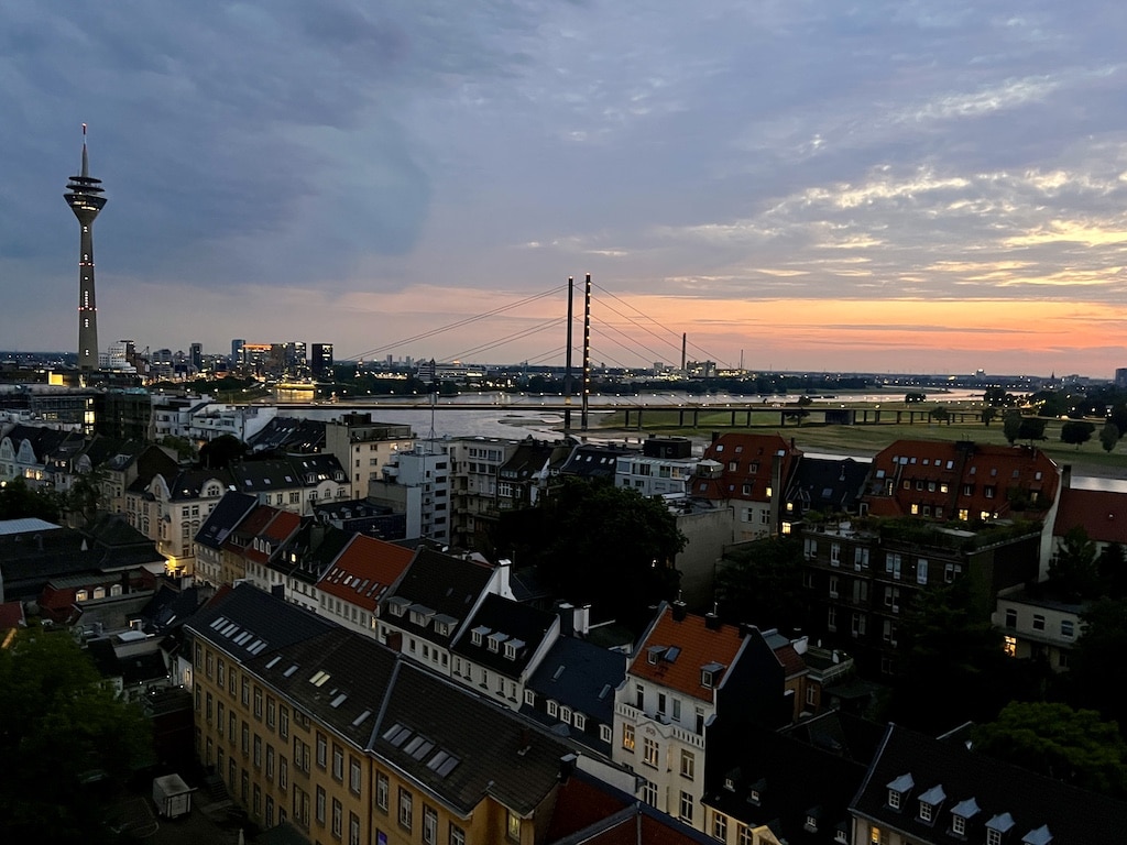 Blick über das nächtliche Düsseldorf © Lokalbüro
