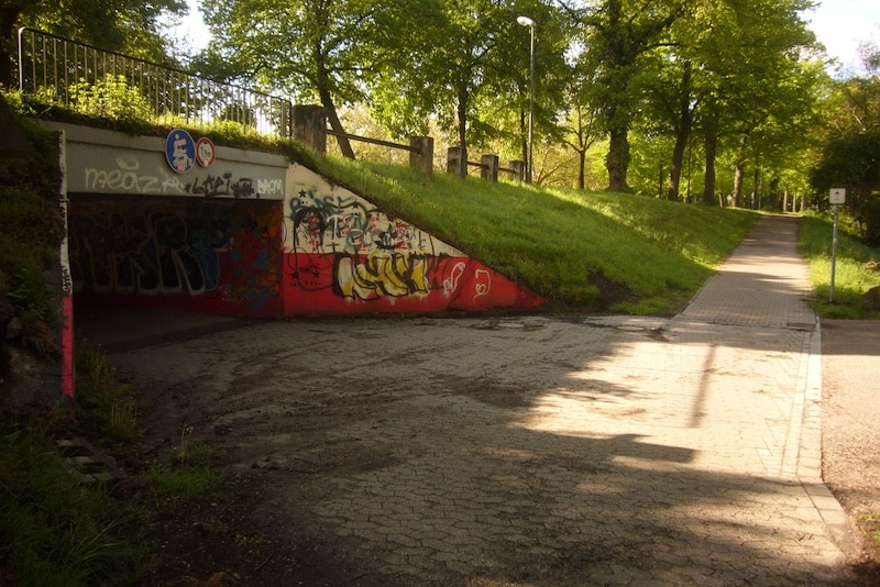 Gefährliche Stellen vor und hinter der Unterführung in Höhe Dreiecksparkplatz in Kaiserswerth Fotos: Privat