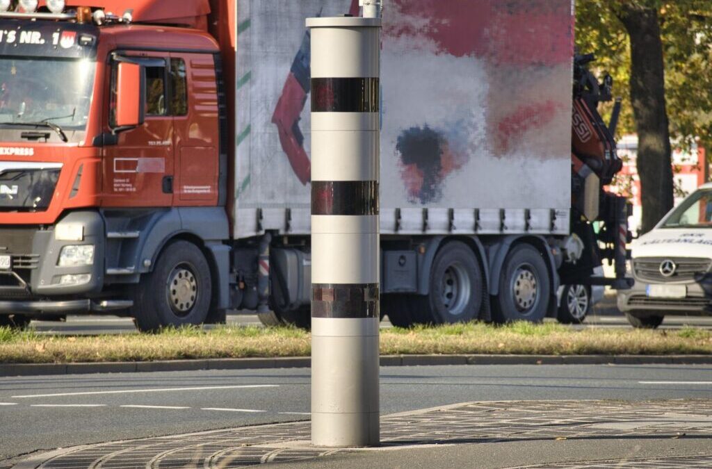 Silhouettenblitzer auf der Josef-Kardinal-Frings-Brücke installiert