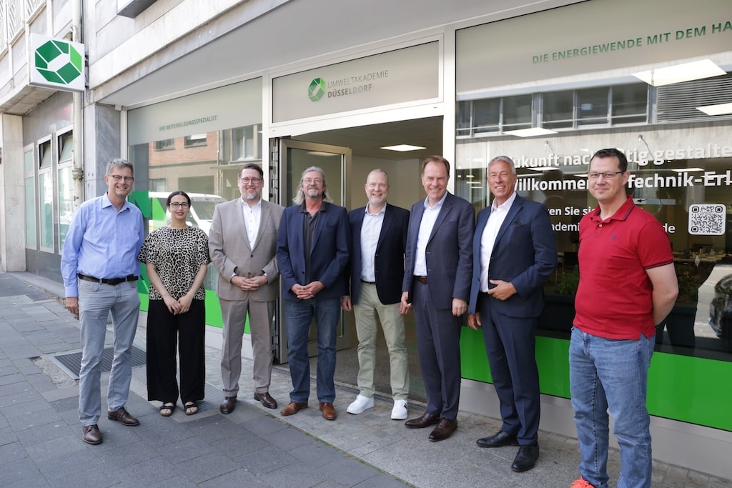 Gruppenbild beim Besuch des Oberbürgermeisters der Umweltakademie v. links: Stefan Ferber (Leiter des Umweltamtes), Duygu Metin, Johannes Kamm, Ralph Icks, Michael Kregel, OB Dr. Stephan Keller,  Lutz Denken (Leiter Umwelt Akademie), Christian Klemm. © Landeshauptstadt Düsseldorf/Ingo Lammert