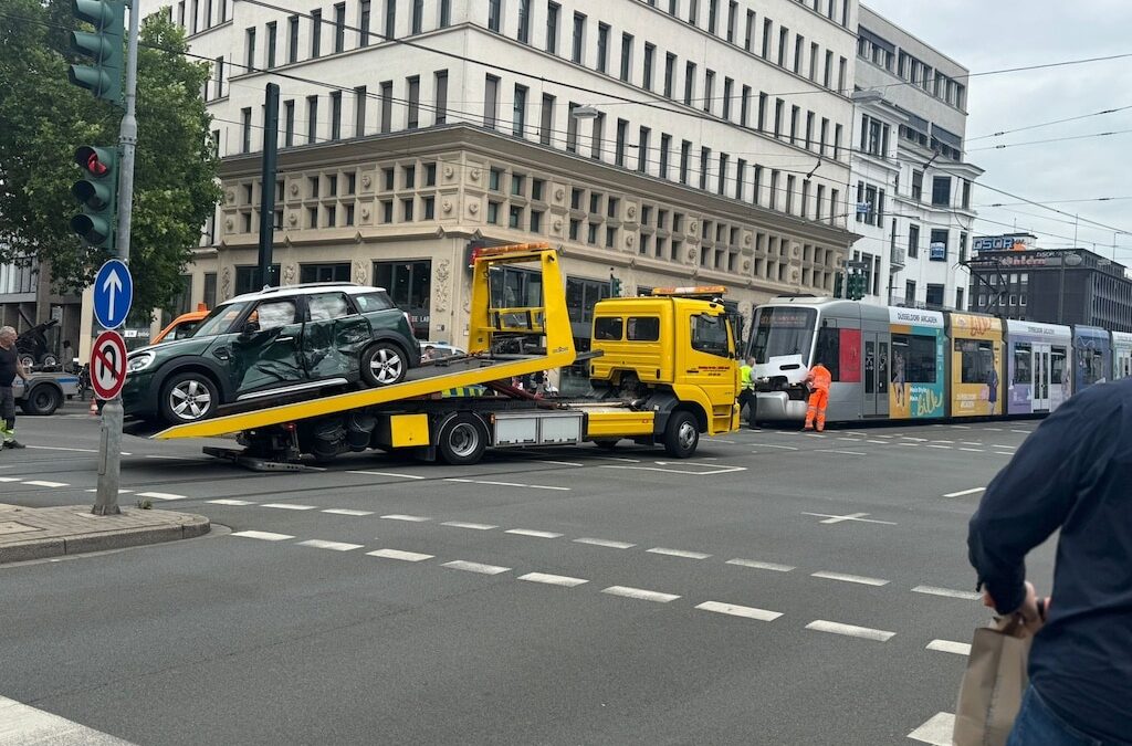 U‑Bahn kollidiert mit Auto – Wehrhahn-Linie vorübergehend gesperrt