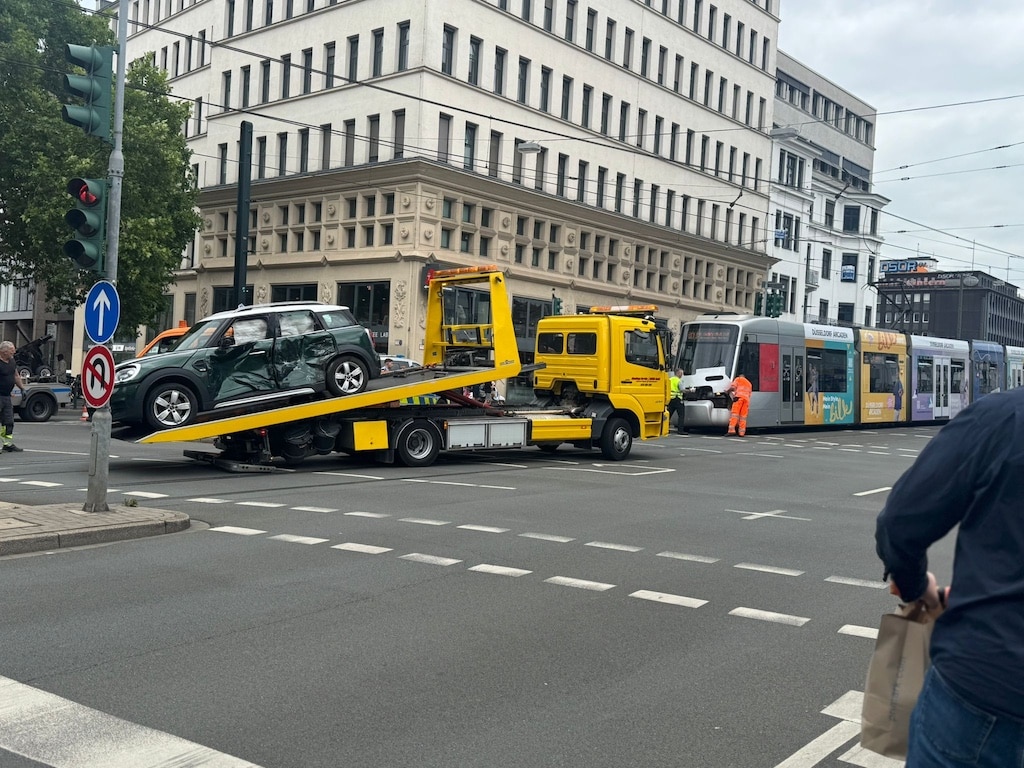 PKW stößt mit U-Bahn zusammen © Niclas Ehrenberg