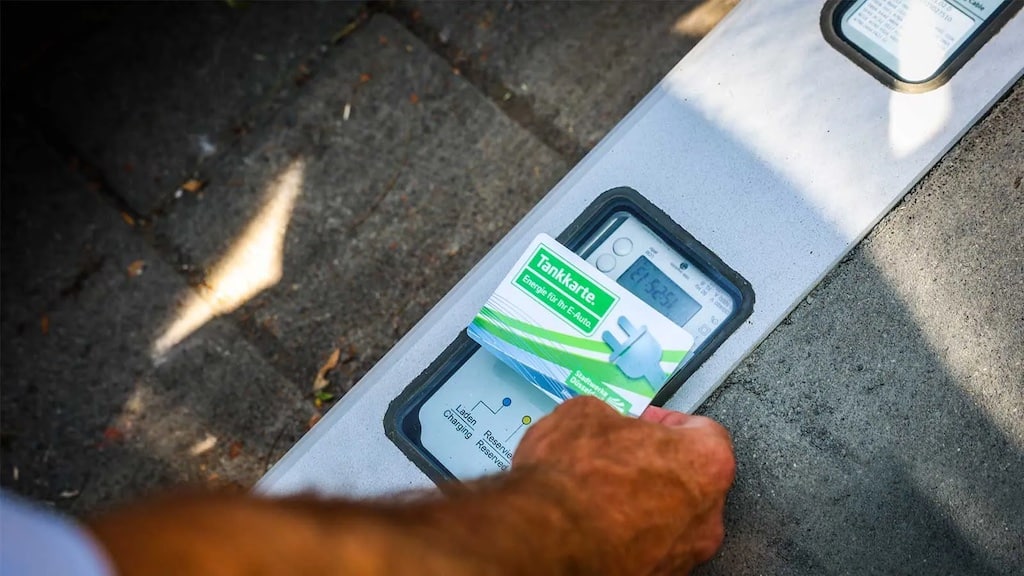 Technologie trifft Stadtentwicklung: Düsseldorf setzt mit Ladebordsteinen neuen Maßstab für E‑Mobilität