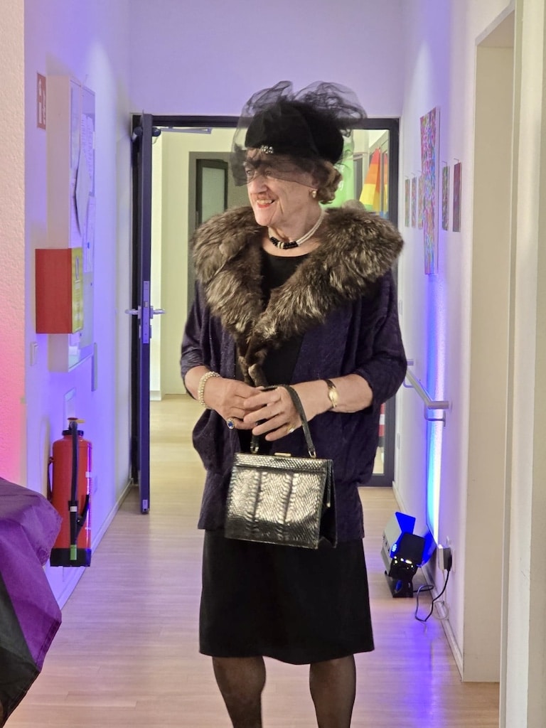 Zum „Fest der Vielf_Alt“ in den Heerdter Räumen der Tagespflege steuerte Hagen Koch, langjähriges Mitglied der KG Regenbogen, ein Travestieprogramm bei. © KG Regenbogen e.V. Zum „Fest der Vielf_Alt“ in den Heerdter Räumen der Tagespflege steuerte Hagen Koch, langjähriges Mitglied der KG Regenbogen, ein Travestieprogramm bei. © KG Regenbogen e.V.