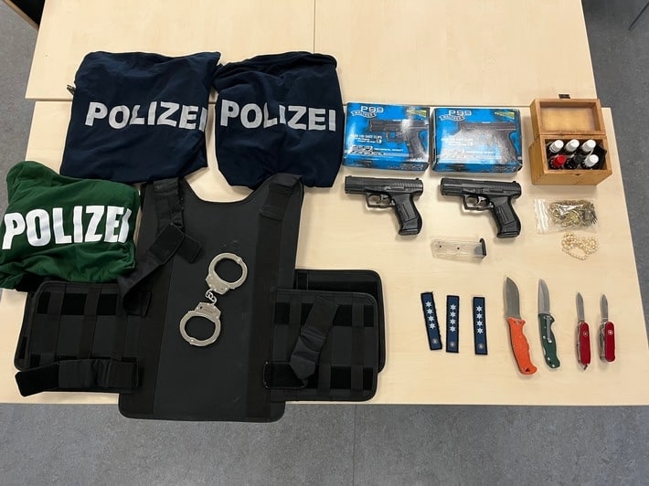 Altstadt/Stadtmitte – Mann in Polizei-T-Shirt beleidigt echte Polizisten – Strafanzeigen und Waffenfund