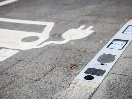 Der unscheinbare Ladebordstein an der Derendorfer Allee. Foto: Melanie Zanin Der unscheinbare Ladebordstein an der Derendorfer Allee. Foto: Melanie Zanin