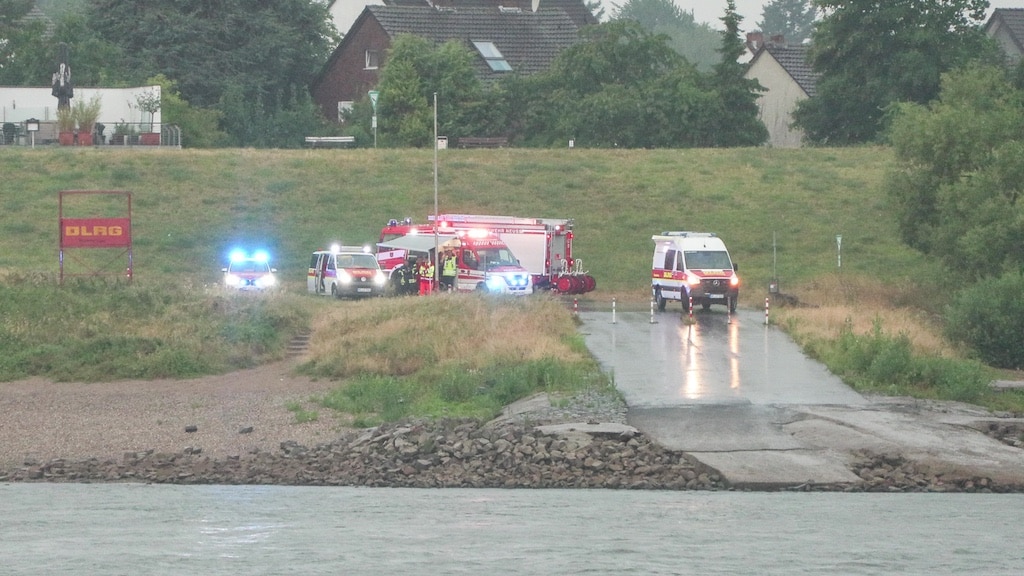 Kind im Rhein vermisst – Großeinsatz am Düsseldorfer Rheinufer
