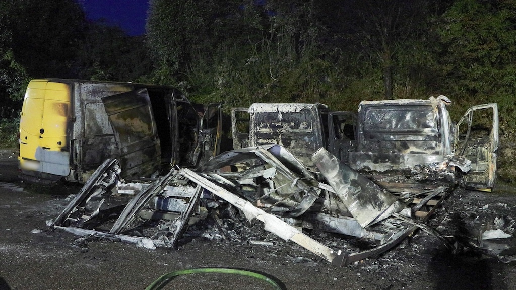 Drei Transporter bei nächtlichem Brand in Düsseldorf zerstört