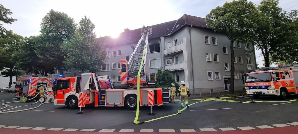 Wohnungsbrand in Düsseldorf-Hassels: Feuerwehr rettet mehrere Bewohner