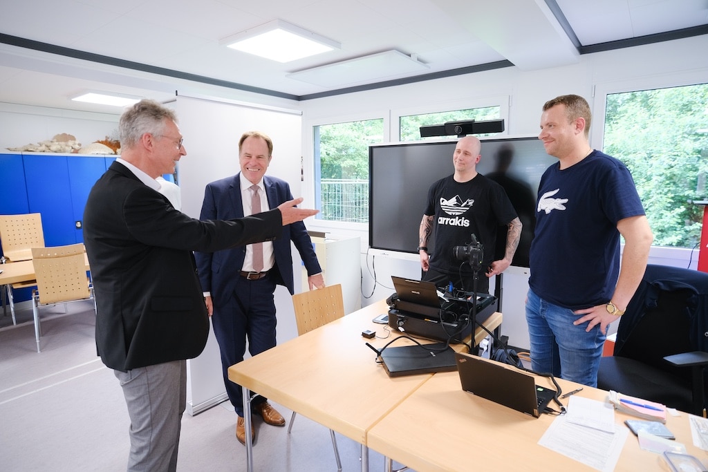 Oberbürgermeister Dr. Stephan Keller (2. v. l.) machte sich vor Ort ein Bild von dem aufsuchenden Serviceangebot. Hier mit Harald Wehle, Leiter des Amtes für Einwohnerwesen, (l.) sowie Ken Schröder und Jakob Büscher vom Amt für Einwohnerwesen (r.), die das Pop-Up-Büro an dem Tag betreuten © Landeshauptstadt Düsseldorf/Michael Gstettenbauer