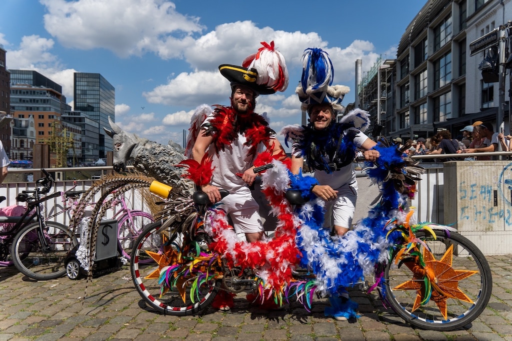 Prinzengarde Rot-Weiß Düsseldorf und die PrinzengardeBlau-Weiß Düsseldorf beim diesjährigen Red Bull Sattelfest © LB / Olaf Oidtmann