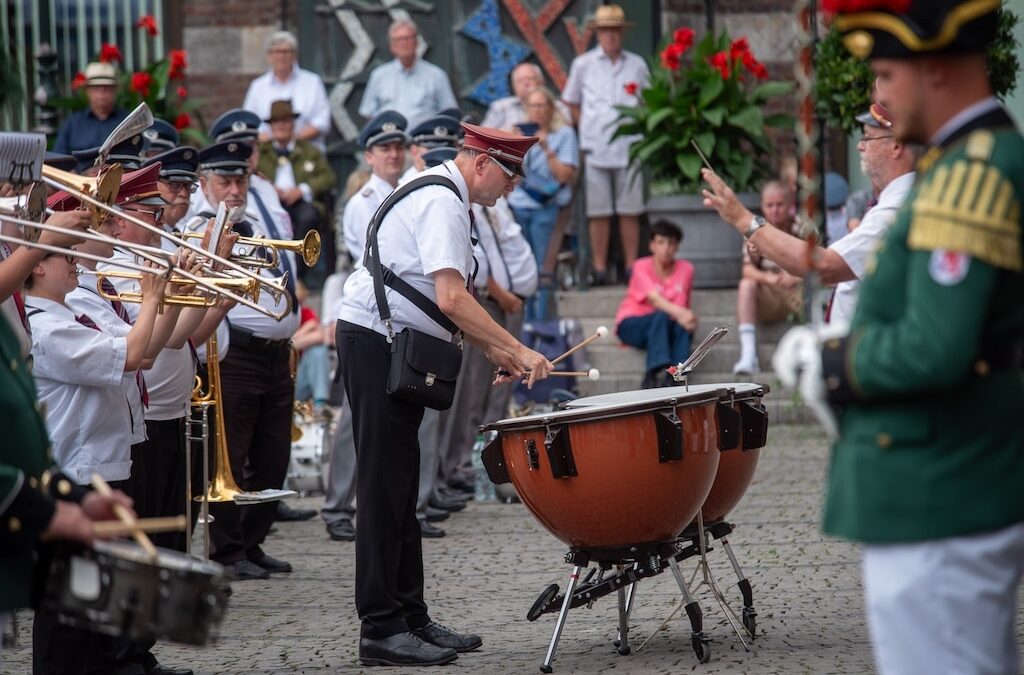 Feierlicher Zapfenstreich und Investitur am Düsseldorfer Rathaus – Auftakt zur Rheinkirmes