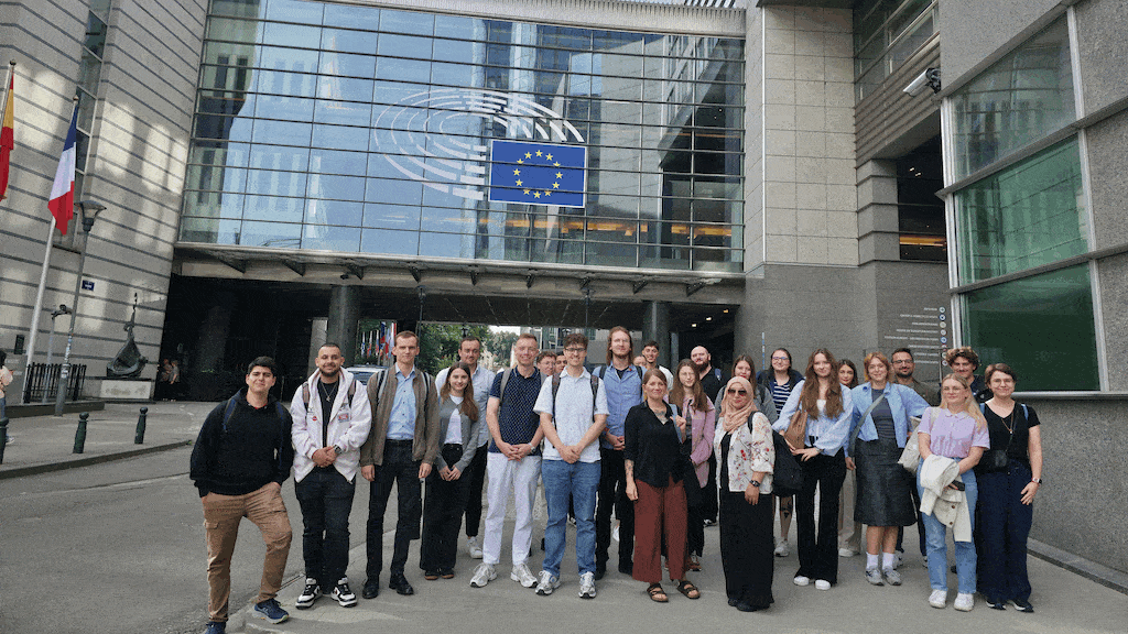 30 Auszubildende der Landeshauptstadt Düsseldorf hatten am Freitag, 18. Juli 2025, die Gelegenheit, die europäische Politik in Brüssel kennenzulernen und sich mit den Strukturen und Arbeitsweisen der EU-Institutionen auseinanderzusetzen. Auf dem Programm vor Ort standen unter anderem ein Besuch des Europäischen Parlaments und eine interaktive Rallye durch das Parlamentarium, das Besucherzentrum des Parlaments. © Landeshauptstadt Düsseldorf