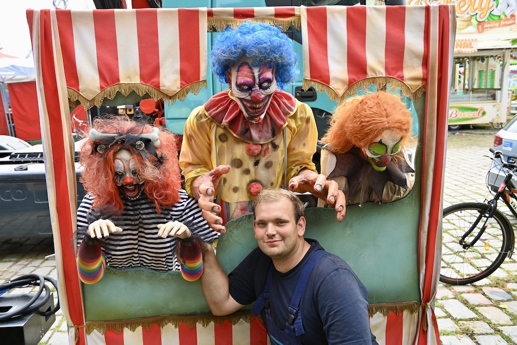 Familie Fellerhoff ist erstmals mit dem Gruselfahrgeschäft „Fahr zur Hölle 2.0“ © Lokalbüro Familie Fellerhoff ist erstmals mit dem Gruselfahrgeschäft „Fahr zur Hölle 2.0“ © Lokalbüro