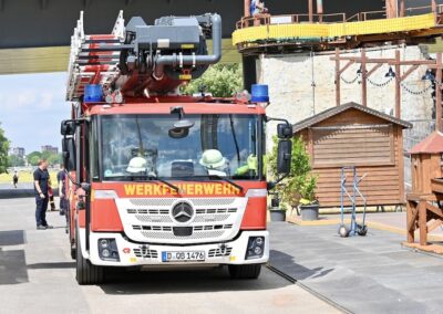 Feuerwehr aus Düsseldorf, Köln und die Werksfeuwehr von Mercdes proben den Ernstfall © Lokalbüro