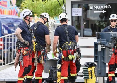 Feuerwehr aus Düsseldorf, Köln und die Werksfeuwehr von Mercdes proben den Ernstfall © Lokalbüro