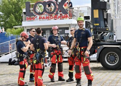 Feuerwehr aus Düsseldorf, Köln und die Werksfeuwehr von Mercdes proben den Ernstfall © Lokalbüro