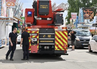 Feuerwehr aus Düsseldorf, Köln und die Werksfeuwehr von Mercdes proben den Ernstfall © Lokalbüro
