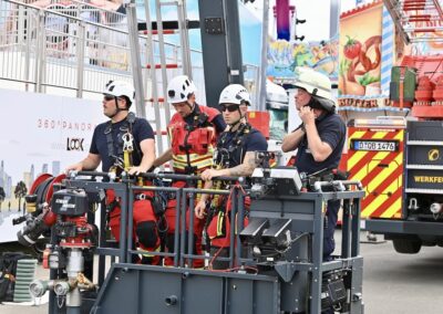 Feuerwehr aus Düsseldorf, Köln und die Werksfeuwehr von Mercdes proben den Ernstfall © Lokalbüro