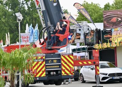 Feuerwehr aus Düsseldorf, Köln und die Werksfeuwehr von Mercdes proben den Ernstfall © Lokalbüro